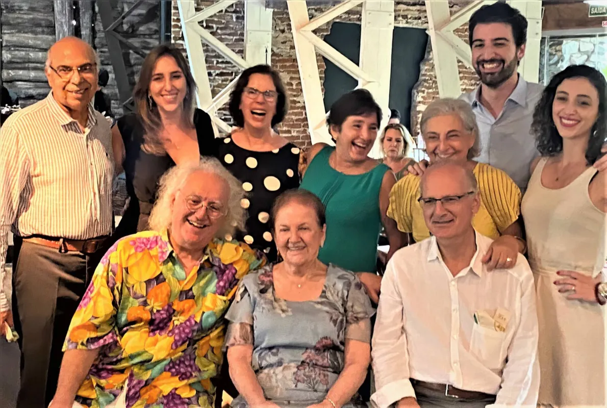 A aniversariante entre o genro Zubair Anwar, a neta Maíra Sahão,  a nora Therezinha Priscinotti, as filhas Vanessa e Vitória, os netos Eduardo Assad e Bruna Sahão, em pé; a aniversariante Nádia Abib Sahão entre os filhos Ricardo e Eduardo Sahão.