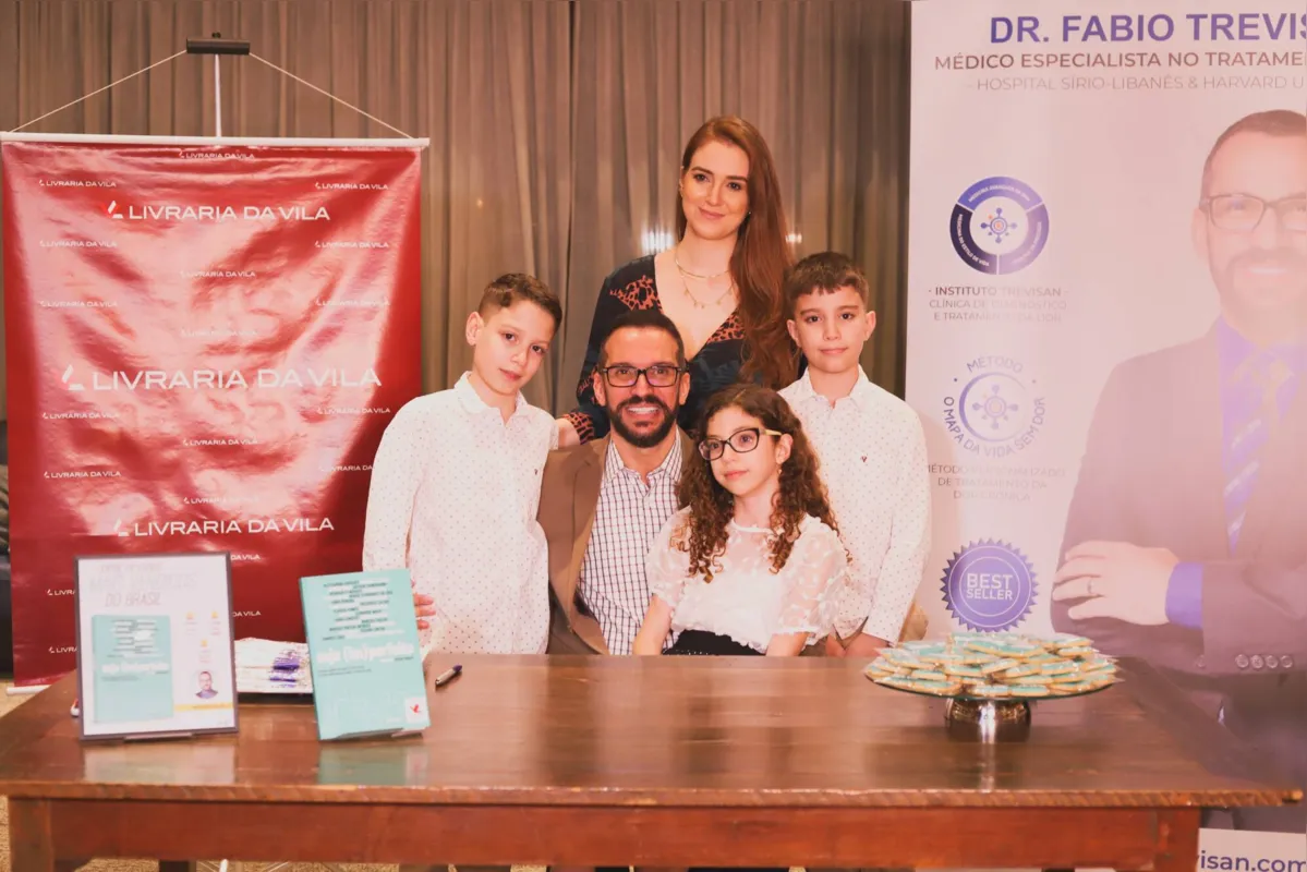 Família completa: Dr. Fábio e Karine com os trigêmeos Conrado, Lorenzo e Valentina