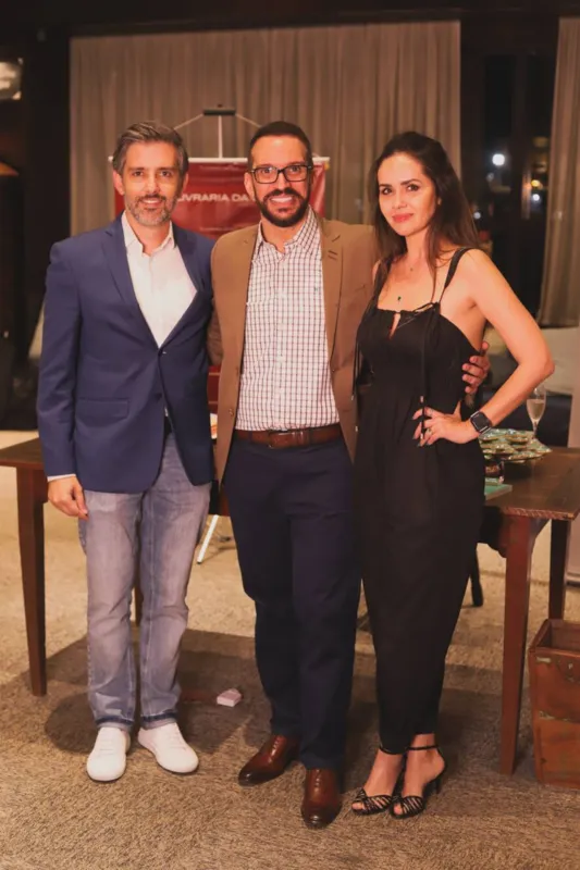 Dr. Fábio entre o gestor financeiro Evandro Bazan e a nutróloga Marcela Roque