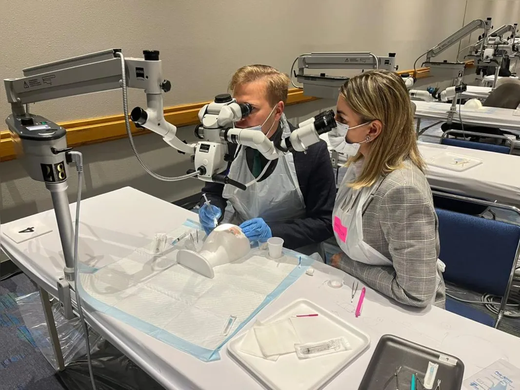 Dra. Roberta foi instrutora do curso de cirurgia refrativa (Femto Lasik), em Chicago