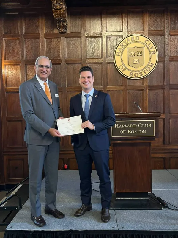 Dr. Arthur concluiu seu curso pós-graduação, que teve duração de um ano, na Universidade de Harvard