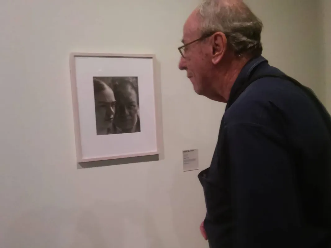 O poeta Claudio Willer na exposição Frida Kahlo - Conexões Entre Mulheres Surrealistas", em 2015, no Instituto Tomie Ohtake, em São Paulo