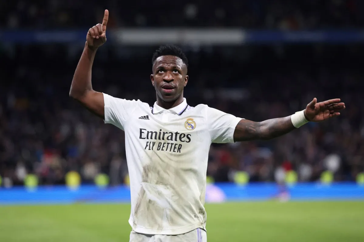 A polícia busca identificar em câmeras de tráfego os torcedores que penduraram pelo pescoço um boneco negro com a camiseta do jogador Vinicius Junior em uma ponte de Madri