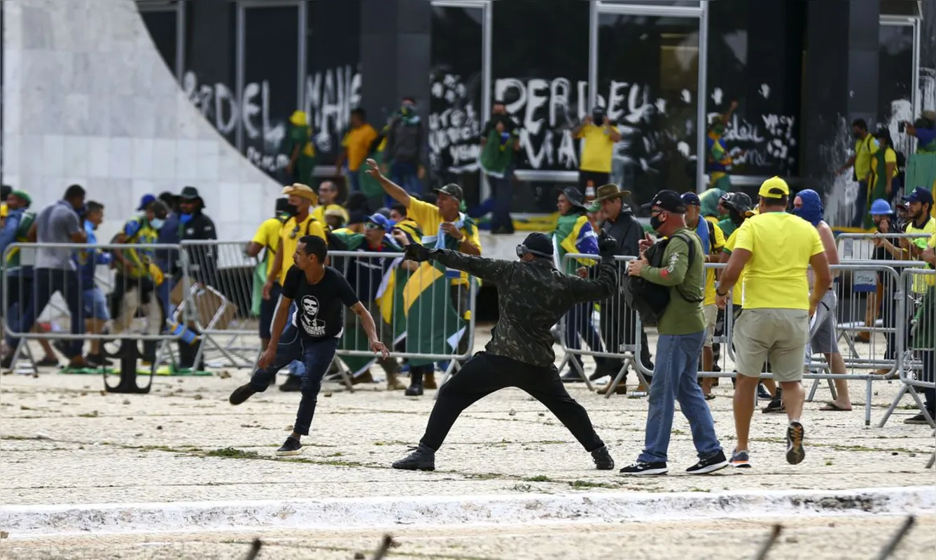 Imagem ilustrativa da imagem Polícia do Senado prende 30 pessoas que invadiram e depredaram a Casa