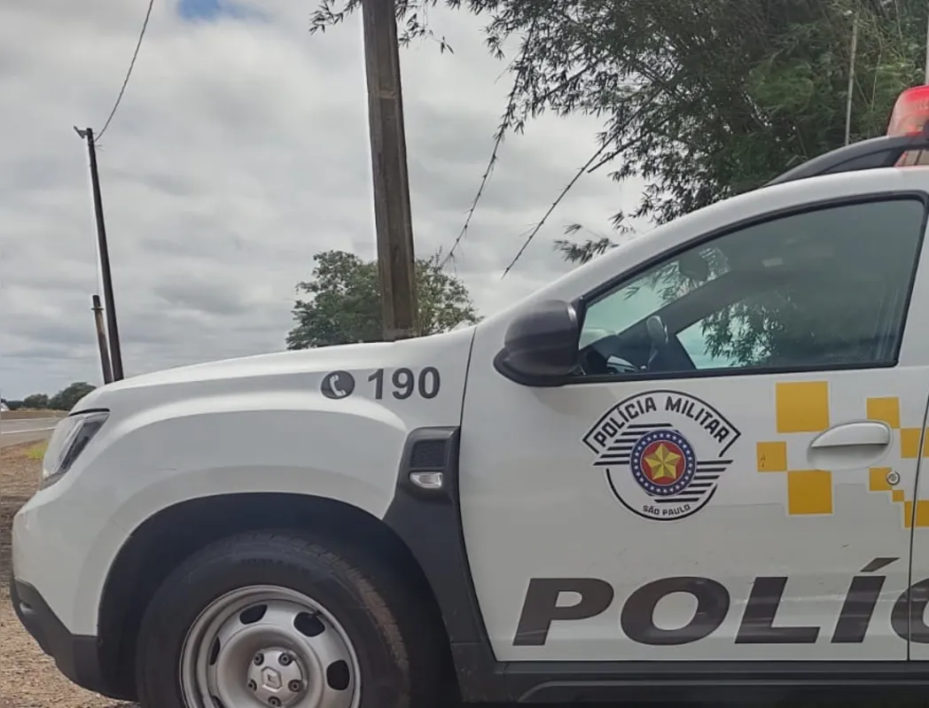 Os policiais encontraram várias caixas e sacos com camisetas e bonés de marcas famosas, porém todas falsificadas.