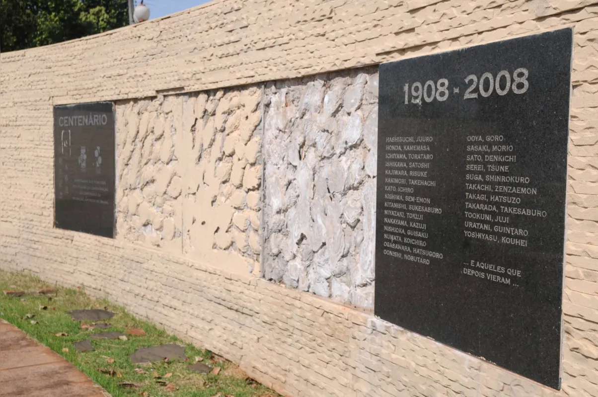Placas de mármore com os nomes dos pioneiros foram destruídas