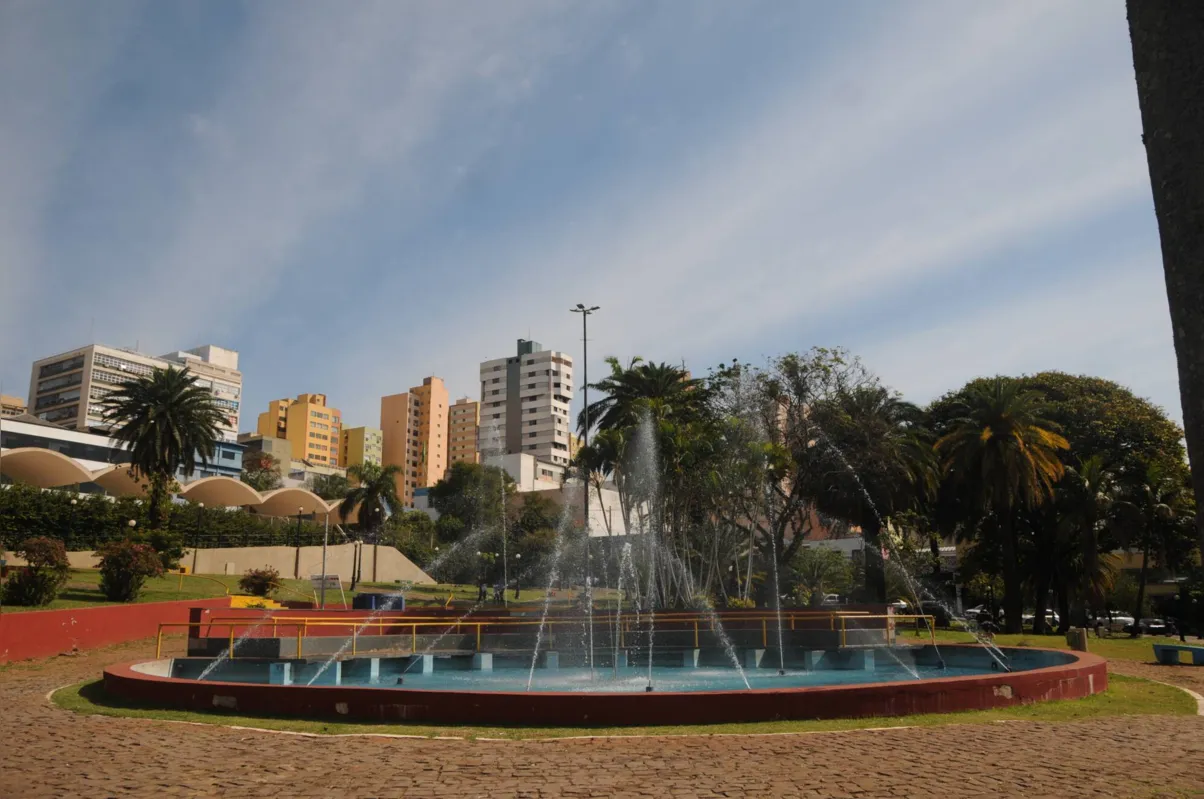 O chafariz da Praça Rocha Pombo recebeu manutenção na semana passada e voltou a funcionar