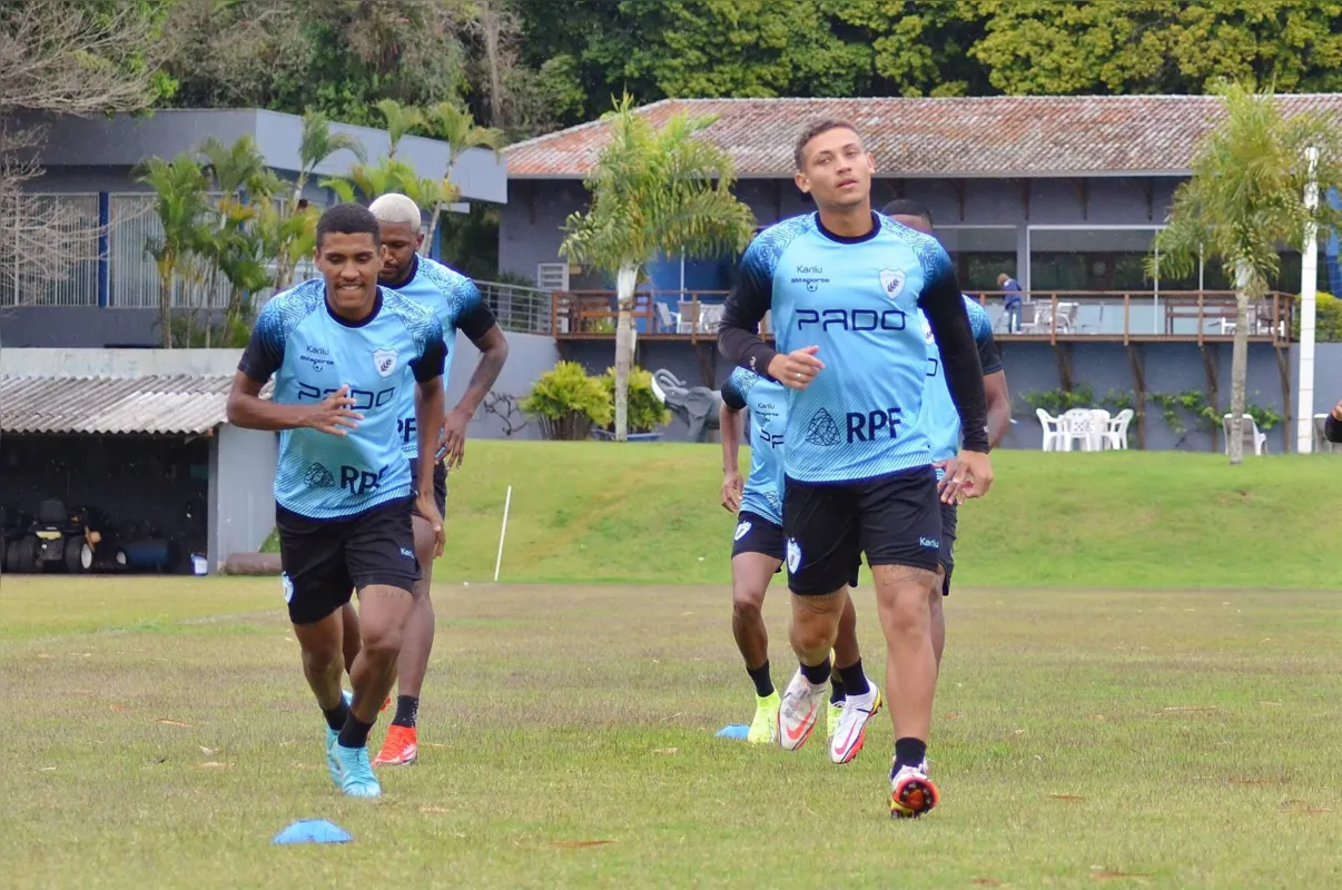 O atacante Peu (E) foi elogiado por Adilson Batista: "Ele tem um potencial enorme e aposto em uma carreira bonita dele"
