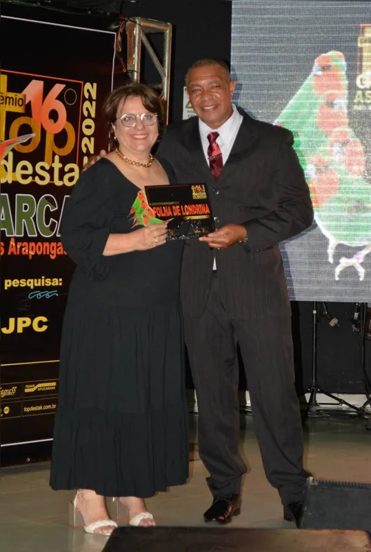 Adriana De Cunto, chefe de Redação da Folha de Londrina, recebendo seu troféu das mãos de Wilson Mota, do Canal 38