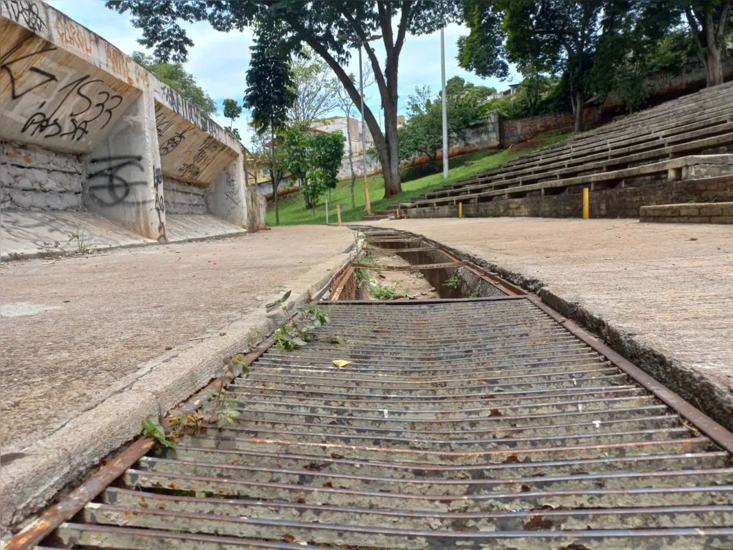 Grelhas para escoamento de água que ficam em frente ao palco foram furtadas