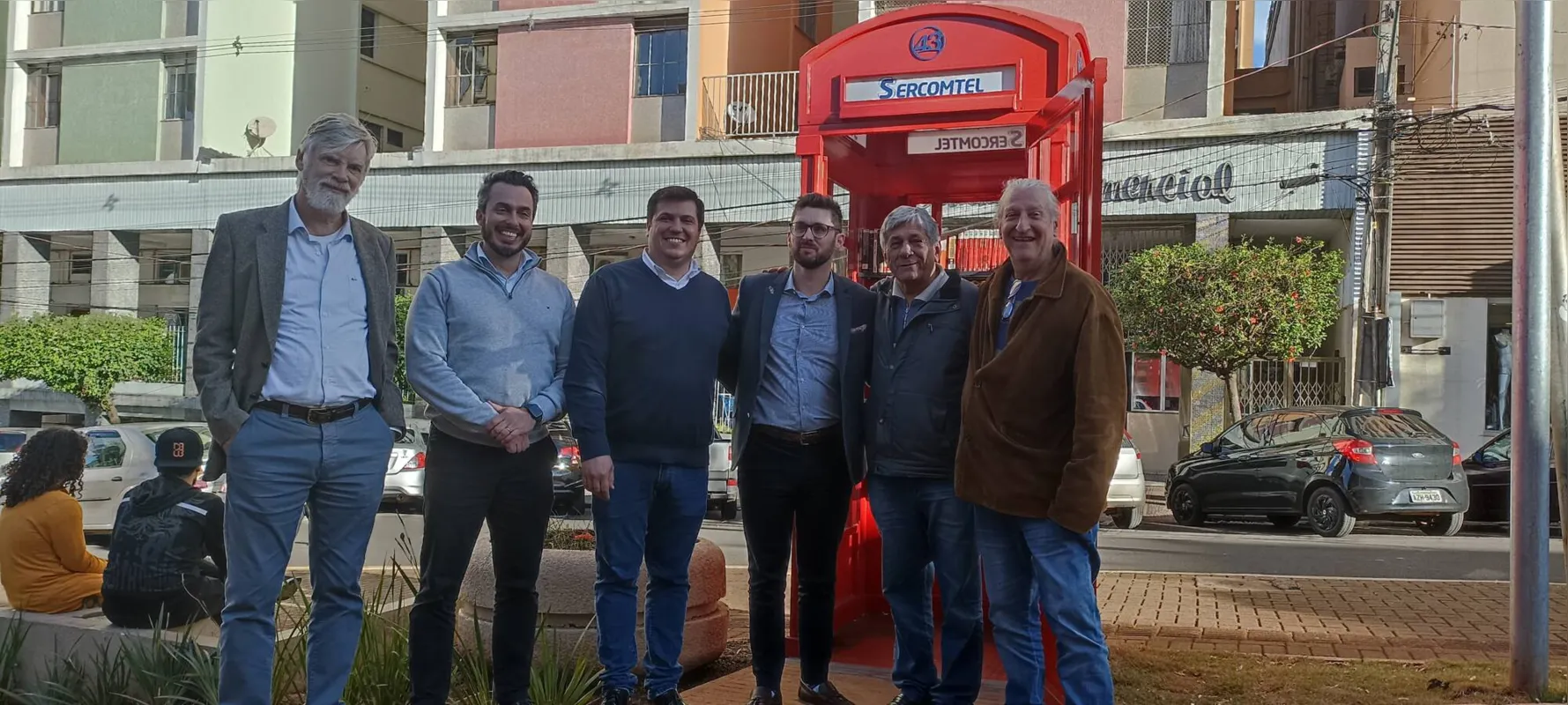 Allan Thomas, da Cultura Inglesa, José Ricardo Garcia, da Ligga, Tiago Carnelós, da Sercomtel, o cônsul britànico no Paraná, Adam Patterson, João Mendonça, vice-prefeito de Londrina, e o secretário da Cultura,  Bernardo Pellegrini
