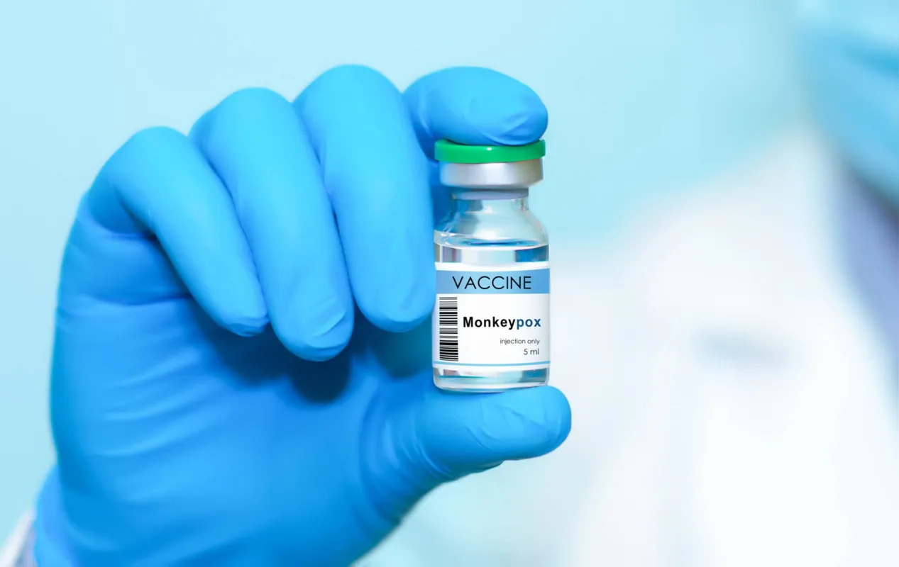 A vacinação, apontam os especialistas, é uma importante forma de prevenir a doença
