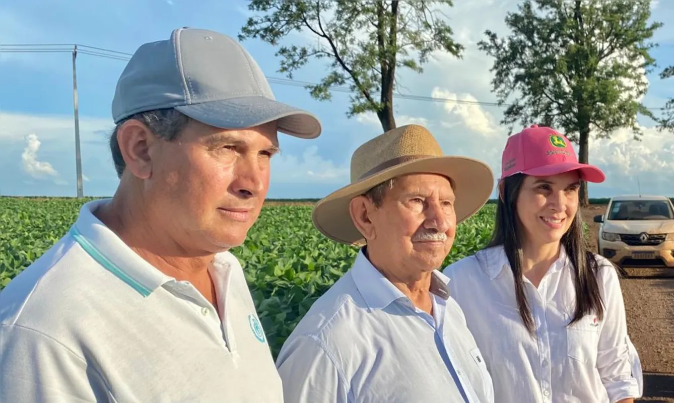 Sidnei Celestino com o pai, Angelo, e a irmâ, Tania: rotação de culturas no inverno faz a diferença no verão