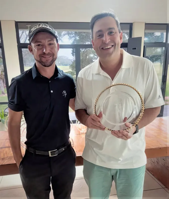 O professor de golfe Edione Nogueira com Leonardo Vianna, primeiro lugar na Index 14.1 a 22.1 (stroke play)