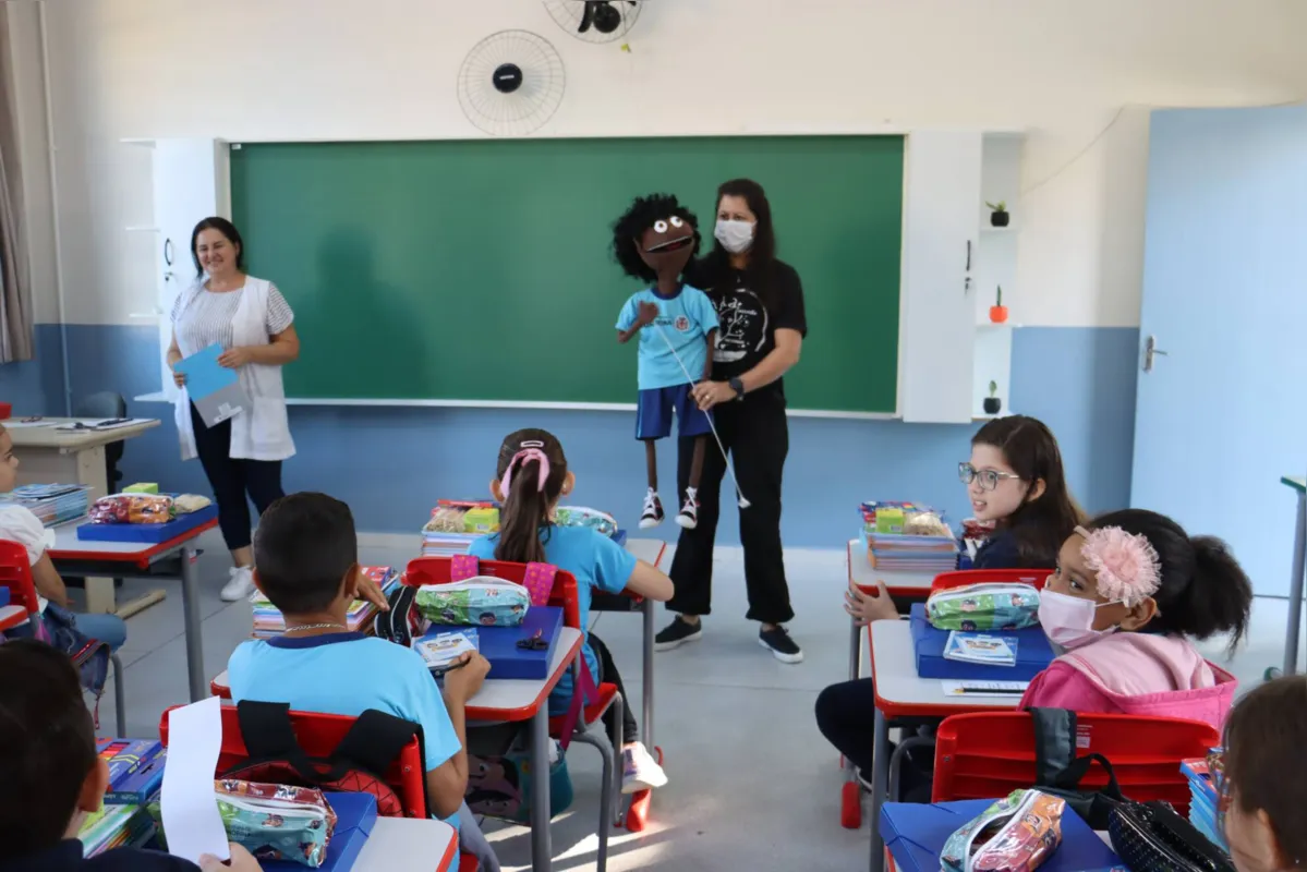 Encenação com bonecos do Programa VIDA em sala de aula com abordagem sobre preoconceitos, bullying, ansiedade e outros temas importantes