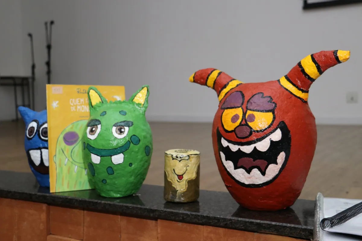 Bonecos feitos com material reciclado vão ao encontro de uma das vertentes do projeto: a sustentabilidade