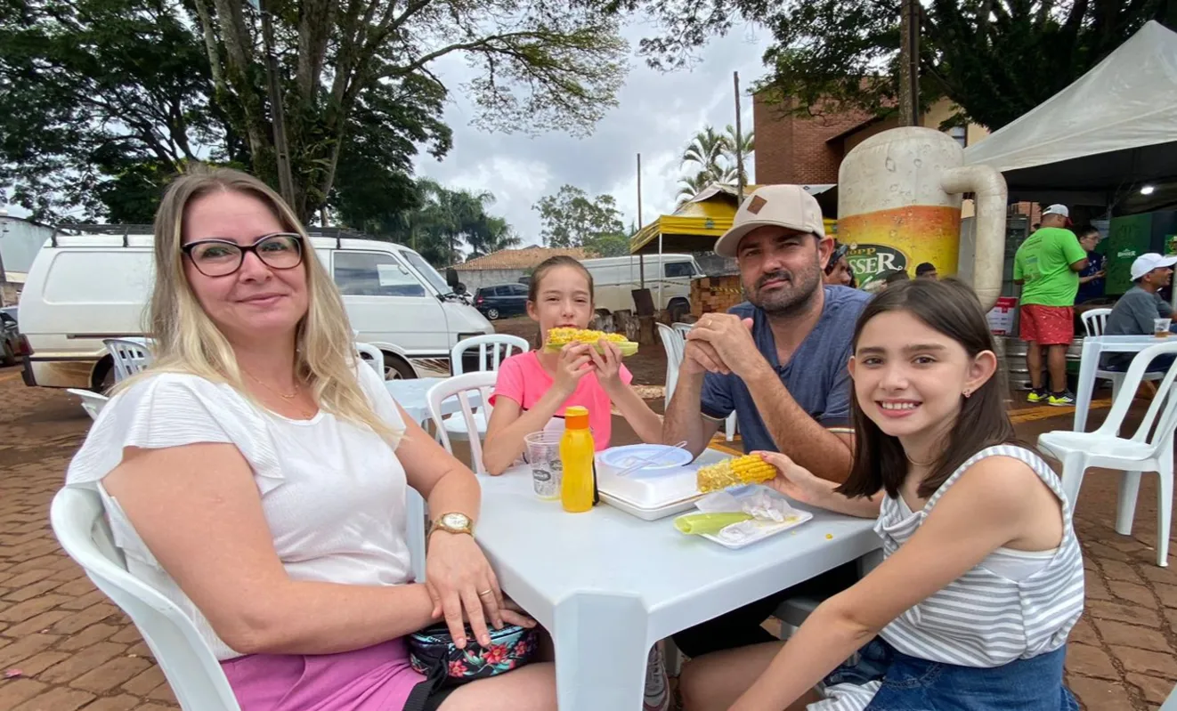 Hellen Gabriele Martins, o marido, o comerciante Thiago Thomaz de Aquino, e as filhas na Warta:  diversão ao ar livre