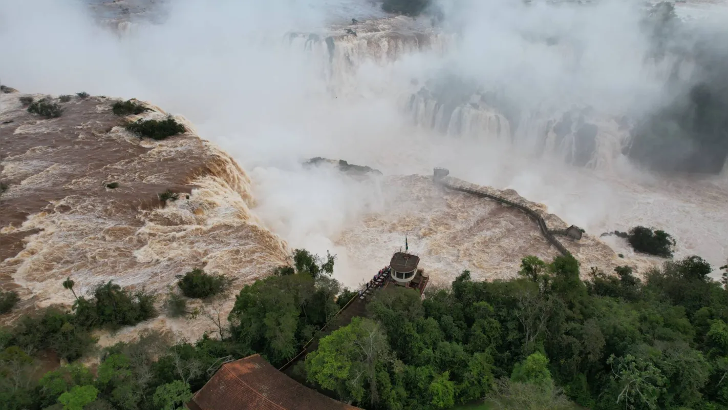 A  vazão de água das Cataratas do Iguaçu, em Foz do Iguaçu, bateu recorde com 13,7 milhões de litros por segundo em outubro
