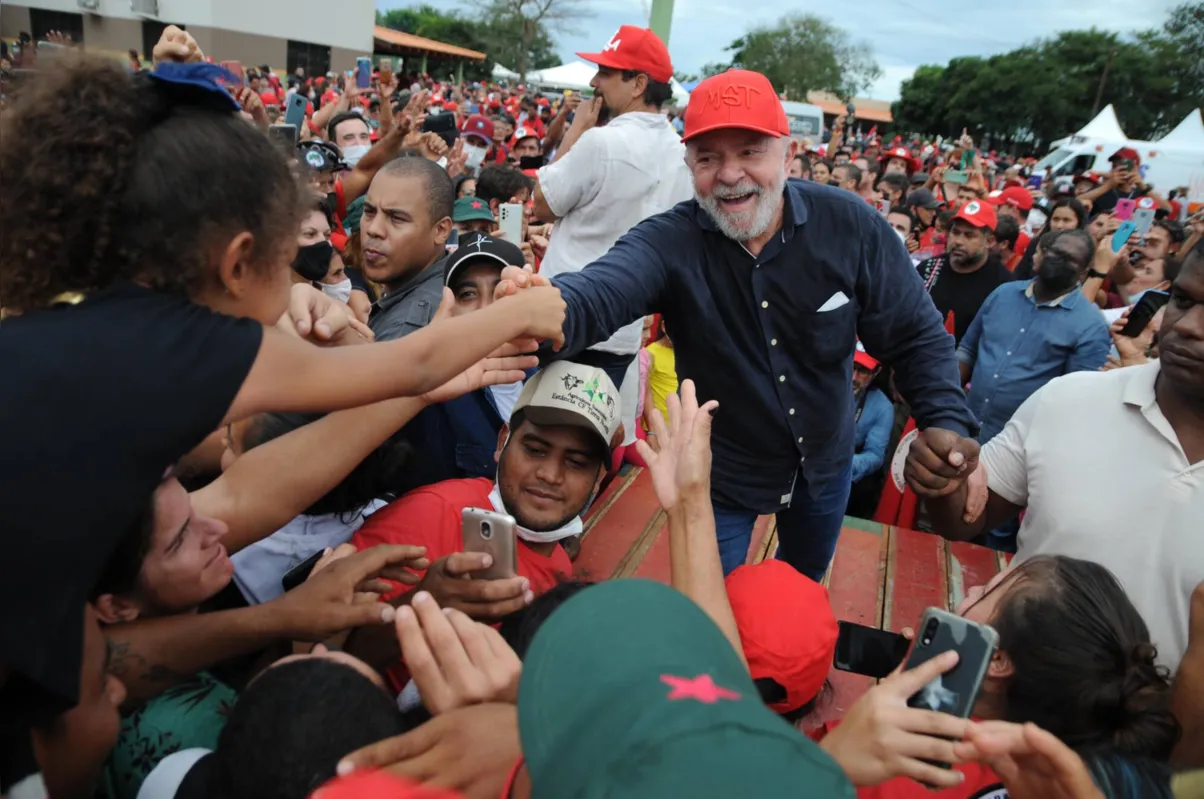 Ainda pré-candidato à presidência, Luiz Inácio Lula da Silva veio a Londrina, em março, para visitar o assentamento Eli Vive, do MST, em Lerroville