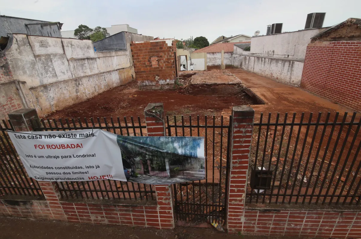 Uma casa feita de peroba-rosa foi levada por ladrões na zona leste de Londrina. Testemunhas viram a demolição, sem imaginar que era uma ação criminosa.