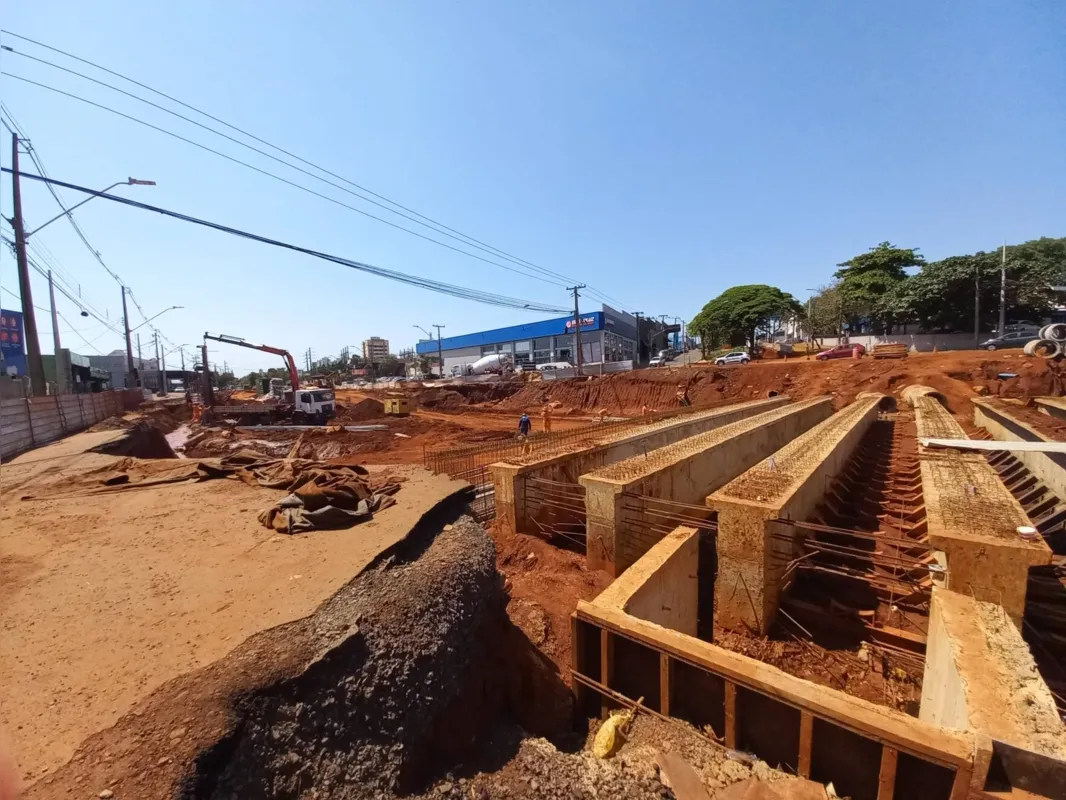 Obra da trincheira, na Leste-Oeste com a Rio Branco, gera transtornos há dois anos; deveria ser concluída em janeiro de 2023, mas prazo foi estendido para julho