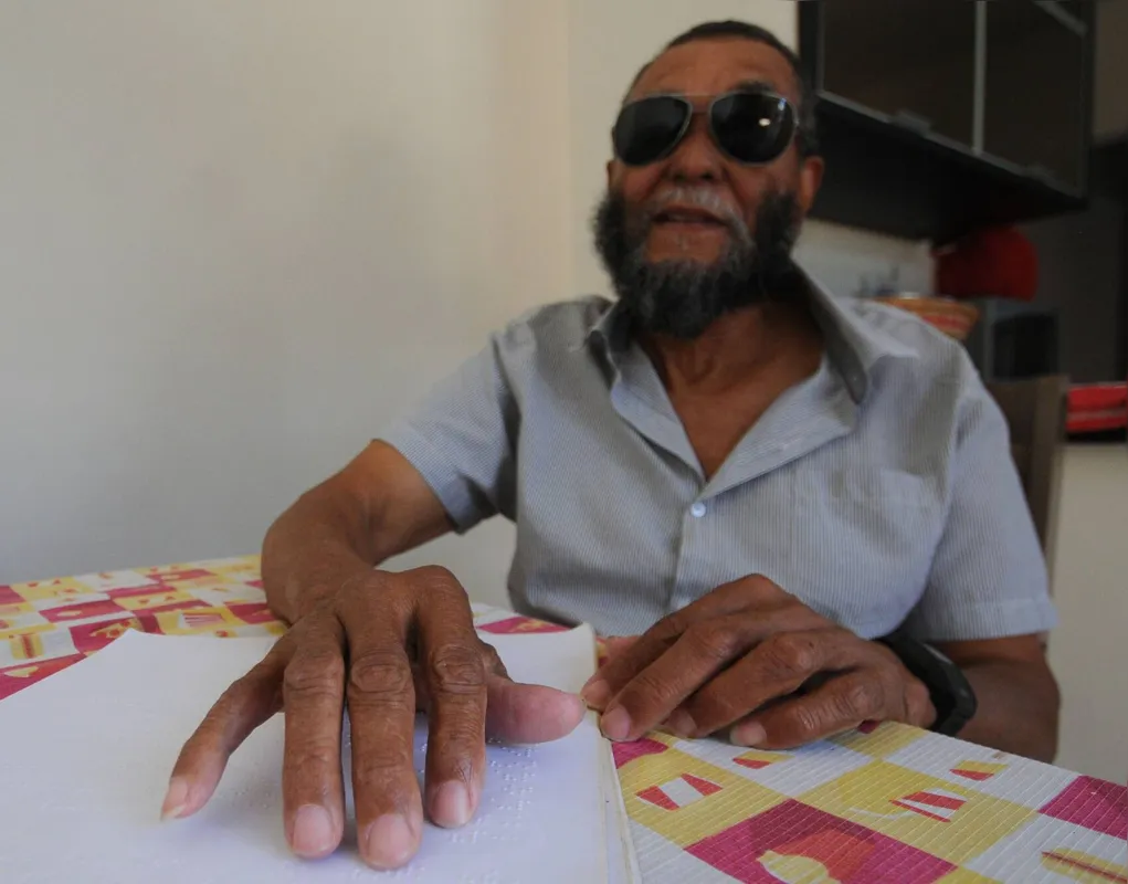 O fato de ter perdido a visão há nove anos não impediu José Marcelino, 65, de alcançar o sonho de ser aprovado em direito na UEL