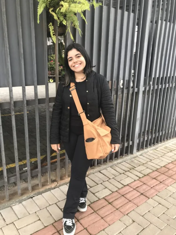 A estudante Thais Bessa lembra que a Duque de Caxias estava cheia de buracos