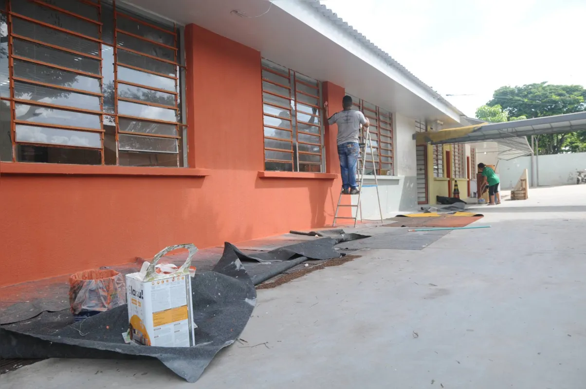 Melhorias na escola municipal Doutor Joaquim Vicente, no conjunto Cafezal, começaram no ano passado e agora são finalizadas com a pintura