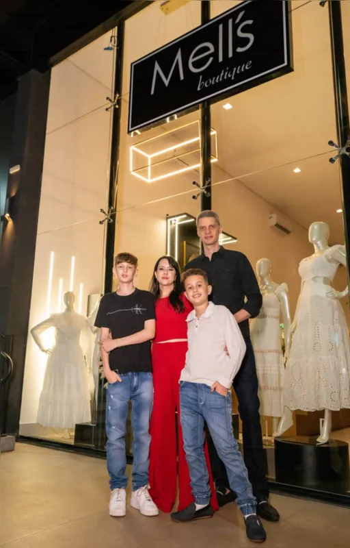 A anfitriã com o marido, Bruno Santos, e os filhos, Rafael e Henrique
