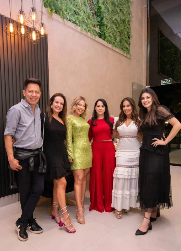 Melissa, a anfitriã, entre Edson Wander, Grasi Marquezini Moreira, Sol Martins, Micheli Pessoto e Isa Morales