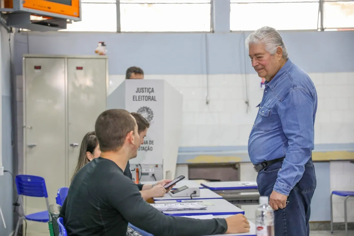 Imagem ilustrativa da imagem Requião vota, critica TRE e fala em tentar derrotar "governo medíocre"