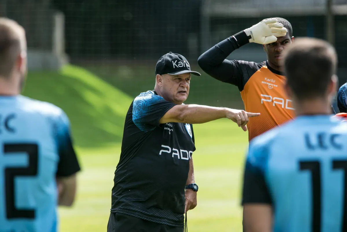 Enquanto o LEC não confirma o nome do novo treinador, o auxiliar Edson Vieira comando os trabalhos em preparação para o início da série B em abril