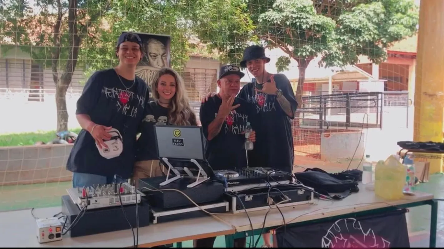A professora Natália Fonseca firmou parceria com o grupo FreeStyle de Rua, projeto social que leva apresentações de hip hop às escolas, universidades e instituições