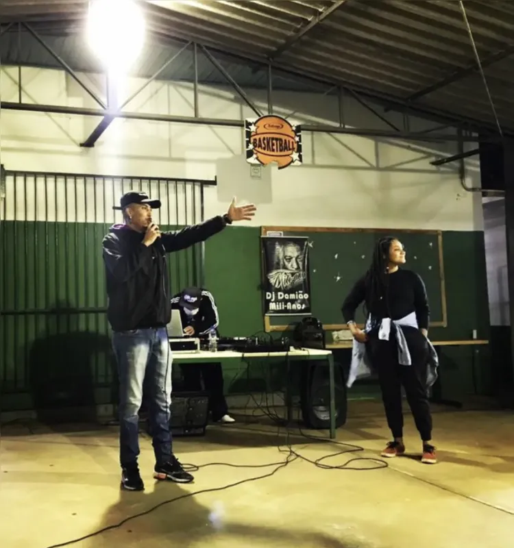 MC Fefe e Lígia Braga, integrantes do FreeStyle de Rua durante apresentação no CEEBJA Herbert de Souza, no bairro Vila Nova