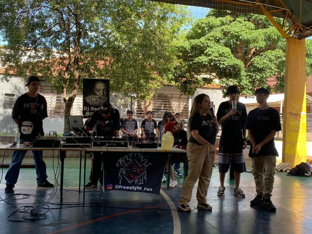 Grupo FreeStyle de Rua em apresentação no Colégio Marcelino Champagnat