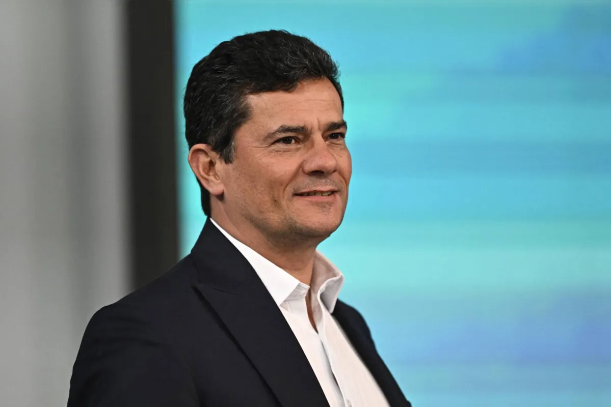 Brazilian former judge and Senator-elect Sergio Moro smiles before the start of the television debate between Brazilian former president (2003-2010) and presidential candidate for the Workers' Party (PT) Luiz Inacio Lula da Silva (PT) and Brazilian President and reelection candidate for the Liberal Party (PL) Jair Bolsonaro at the Globo TV studio in Rio de Janeiro, Brazil, on October 28, 2022. - After a bitterly divisive campaign and inconclusive first-round vote, Brazil will elect its next president on October 30, in a cliffhanger runoff between far-right incumbent Jair Bolsonaro and veteran leftist Luiz Inacio Lula da Silva. (Photo by MAURO PIMENTEL / AFP)