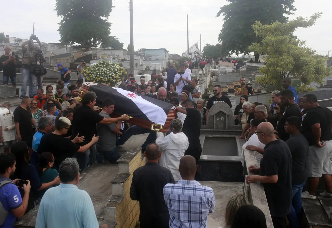 Familiares, amigos e fãs rendem as últimas homenagens a Roberto Dinamite