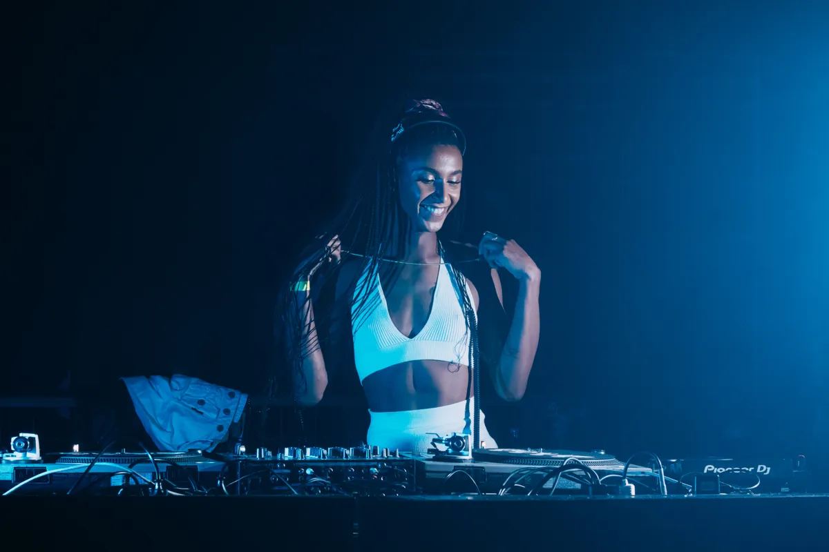 A DJ Valentina Luz, de Mandaguaçu (PR), se apresentou na sexta-feira (2) , noite de abertura do festival