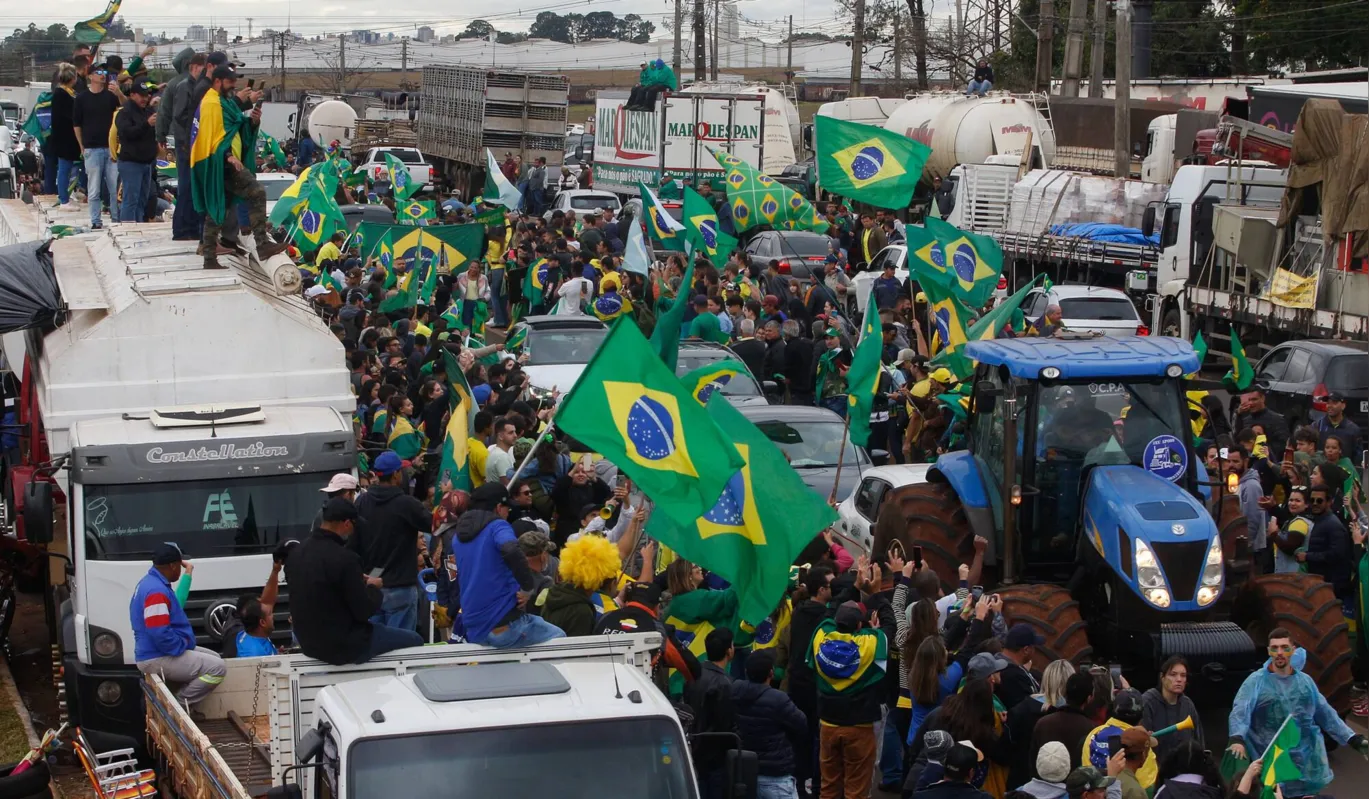 Cerca de oito mil pessoas estiveram na PR-445, em Cambé, pedindo a intervenção federal para invalidar resultado das urnas.