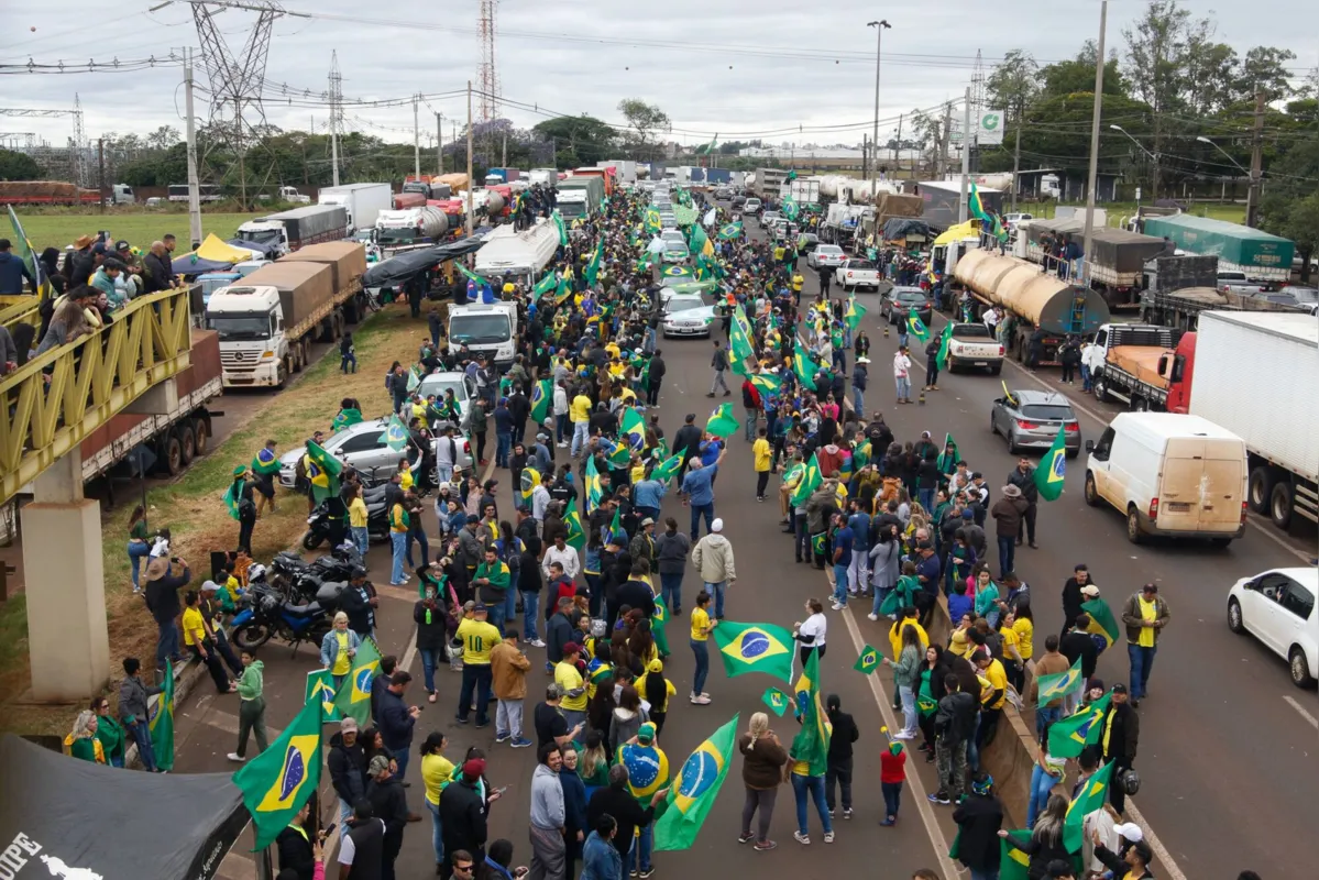 protestos antidemocraticos pro bolsonaro na pr 445. foto: roberto custodio - folha de londrina - 02/11/2022