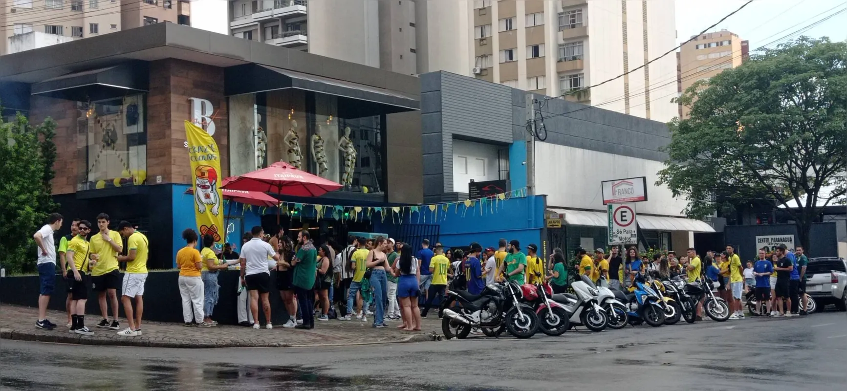 Um dos locais de maior concentração para o jogo do Brasil foi a rua Paranaguá, que ficou com todos os bares lotados.
