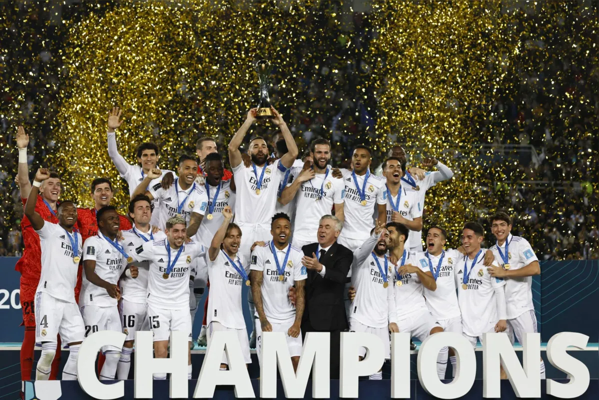 Jogadores do Real Madri celebram  a quinta conquista da equipe espanhola nas últimas nove edições da competição