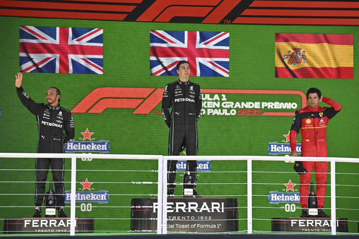 Nelson Almeida/AFP

Hamilton, Russel e Sainz no pódio de Interlagos, em São Paulo