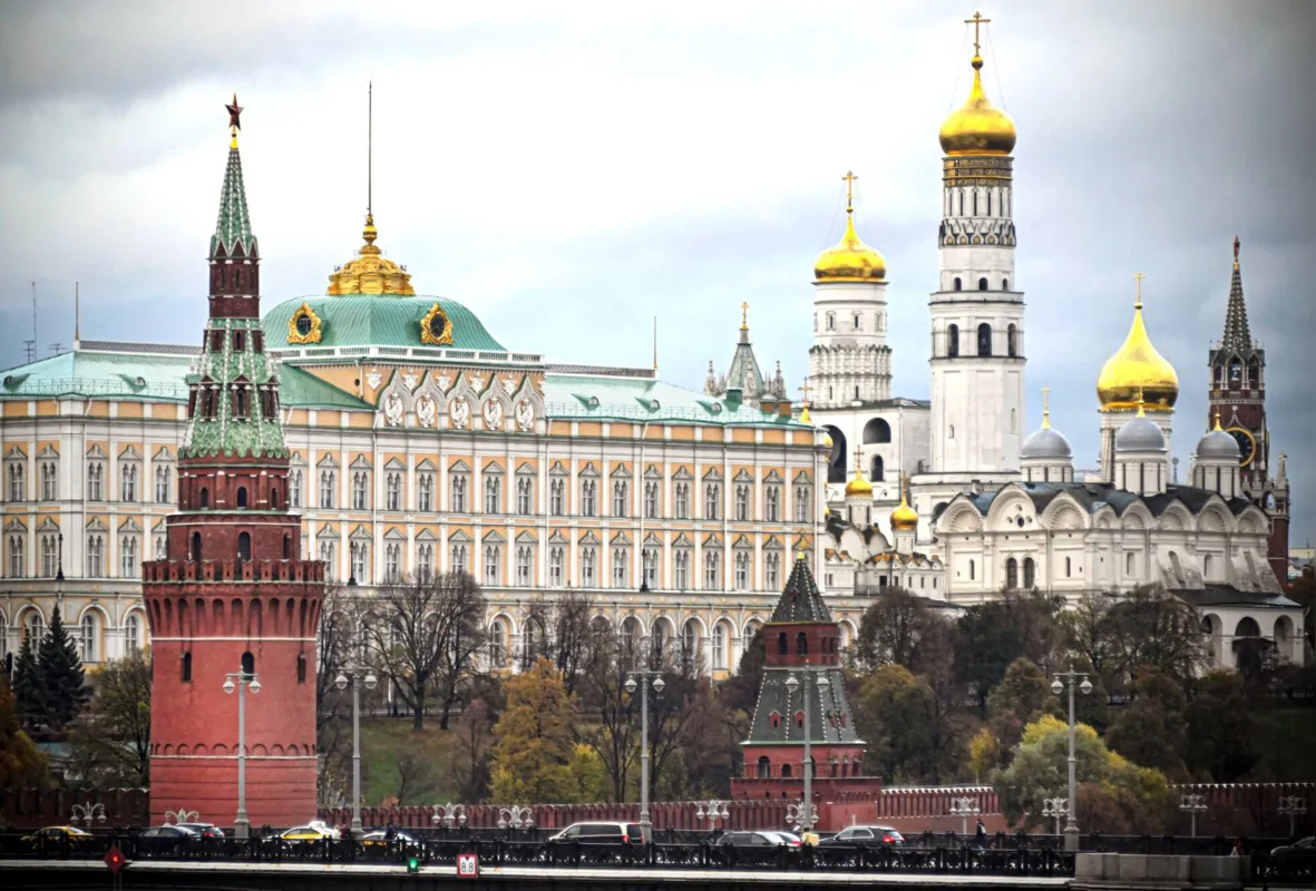 Alexander Nemenov/AFP

O Kremlin impôs cerco a mais de 5.000 sites e obrigou a imprensa a se referir à Guerra da Ucrânia como uma "operação militar especial"