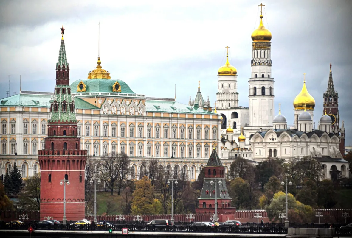 Alexander Nemenov/AFP

O Kremlin impôs cerco a mais de 5.000 sites e obrigou a imprensa a se referir à Guerra da Ucrânia como uma "operação militar especial"