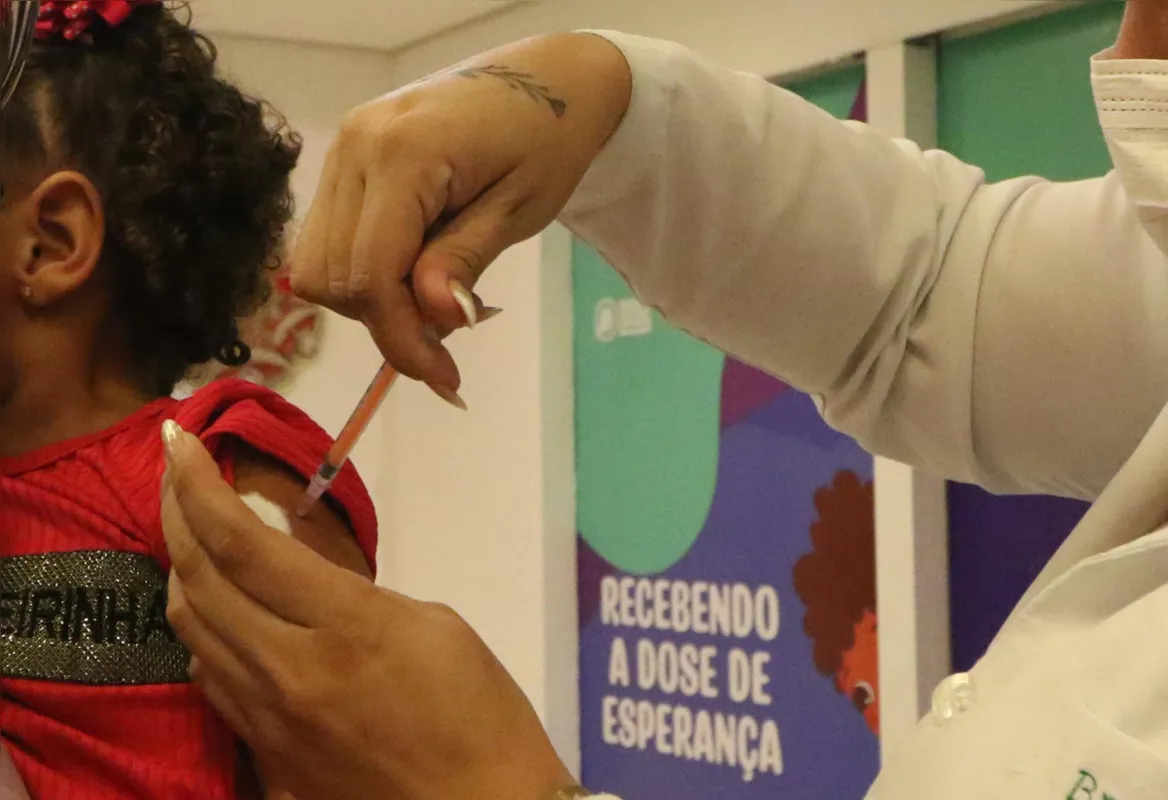 A nota técnica ainda reforça a eficácia e segurança da vacina, conforme dados de ensaios clínicos e da aplicação do imunizante em diversos países