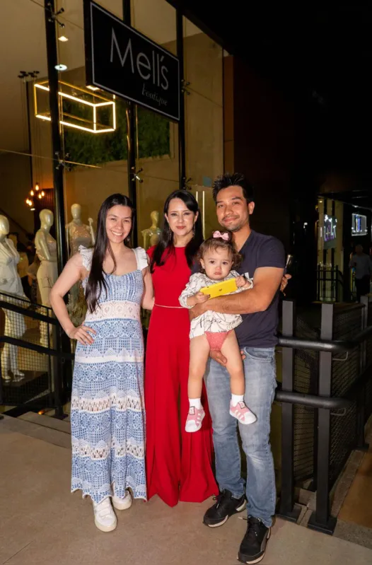 Melissa no registro em família com a irmã, Patrícia e o cunhado, Danilo Gamba