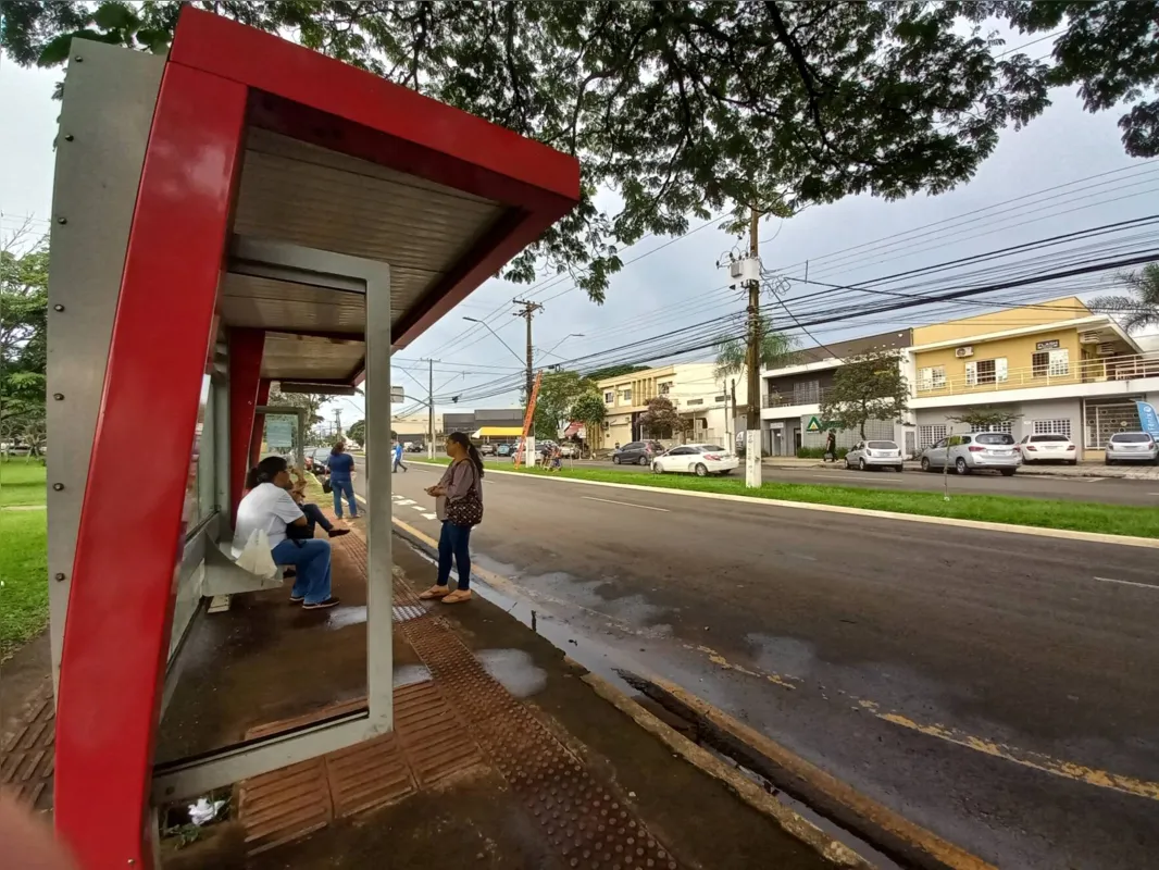 Ponto em frente à prefeitura: sem vidro, enferrujado e fiação elétrica furtada