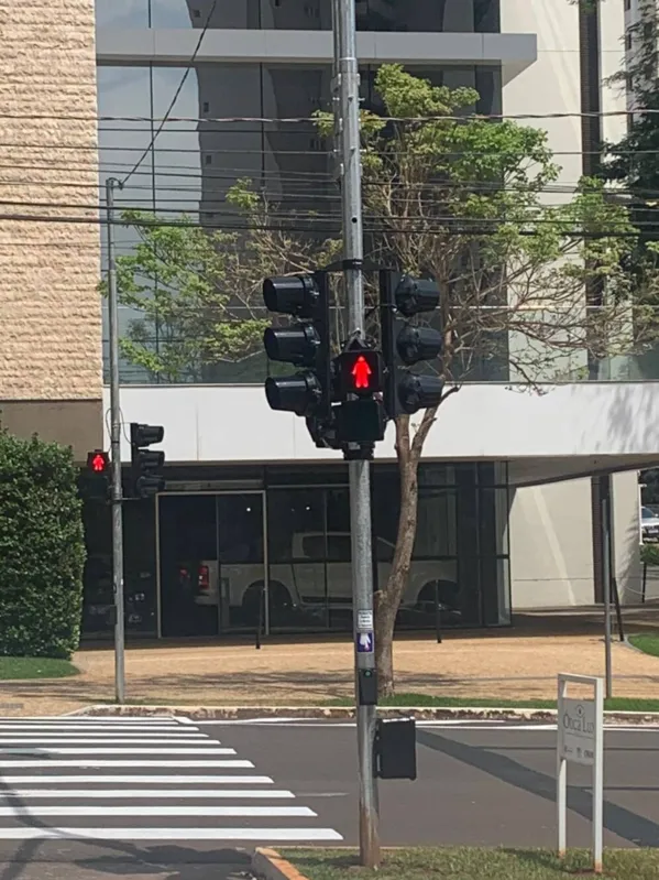 Imagem ilustrativa da imagem Semáforos para pedestres começam a funcionar na Ayrton Senna