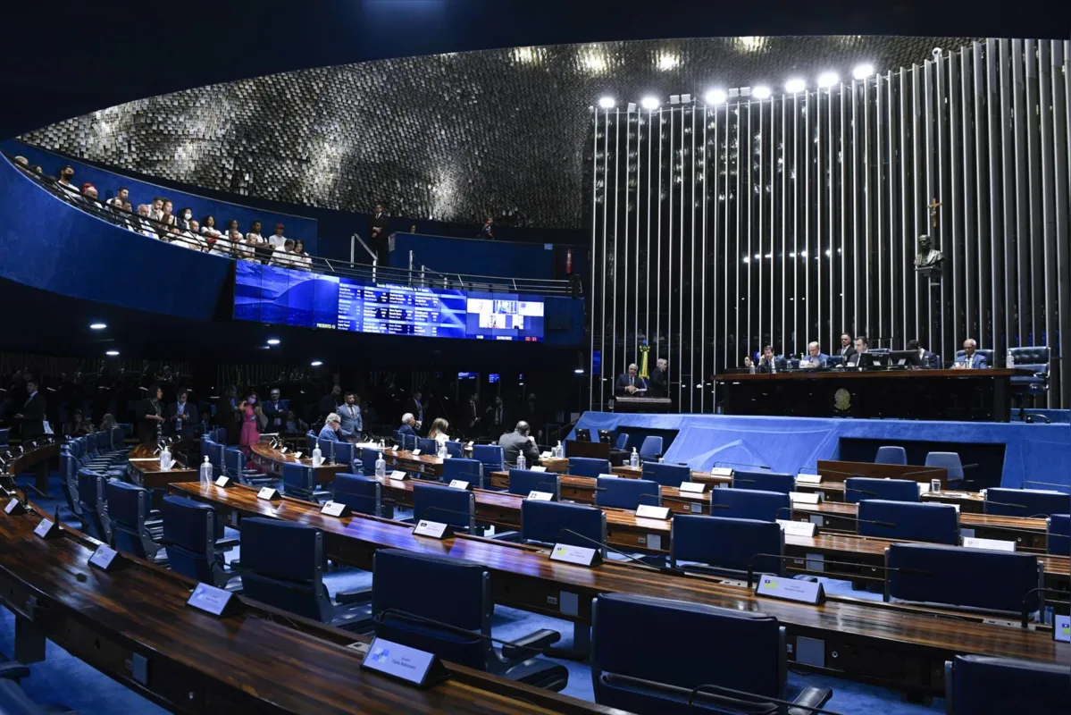 O projeto também altera a lei que trata de planos de saúde para determinar que as operadoras sejam submetidas ao Código de Defesa do Consumidor